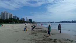 未来两天海南三亚以多云间晴为主，最高气温34℃